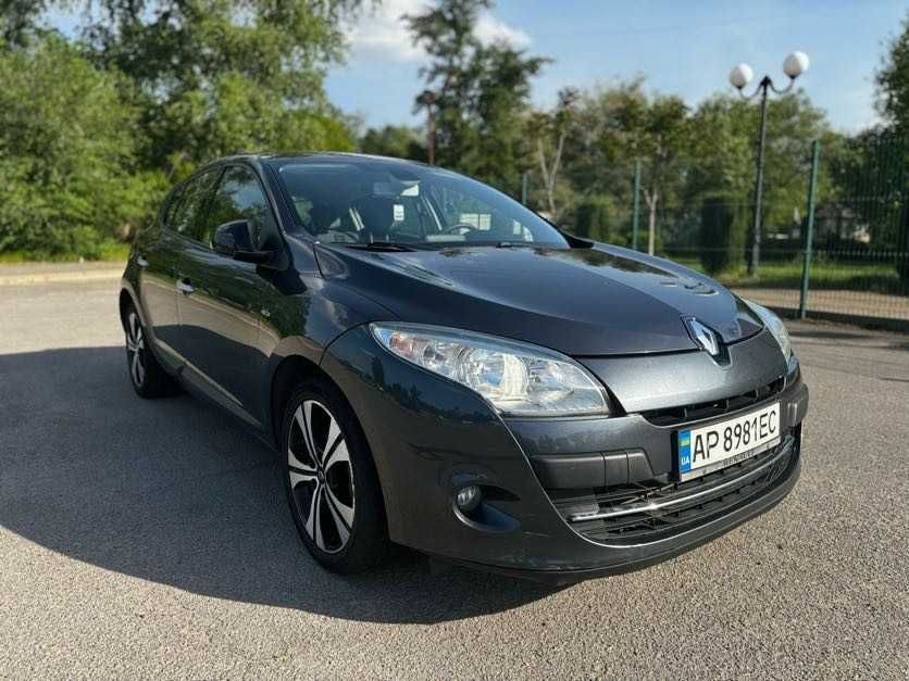 Вітаю, продаю машину як перший власник в Україні, авто пригнали з Франції під замовлення у 2018 році. Переважно їздила дівчина, машину оформили на неї, рік тому переоформив на себе.  Придбали авто з пробігом 160 тищ. км.

Машину вчасно та якісно обслуговували. Приблизно на 220 тищ. км вийшла з ладу коробка передач та була повністю замінена в довоєнний час це коштувало нам 50000 грн (2000$) тому проблем з коробкою у вас вже не буде.

Вирізанний сажовий фільтр! Двигун дихає

Максимальна комплектація, що доволі зручно
Безключовий доступ, датчики дощу та світла, круїз контроль на лімітер швидкості. 
Чудова музика від виробника Base 

Найбільший її + це економічність (6.5 по місту та ~ 5 по трасі)

Торг біля машини.