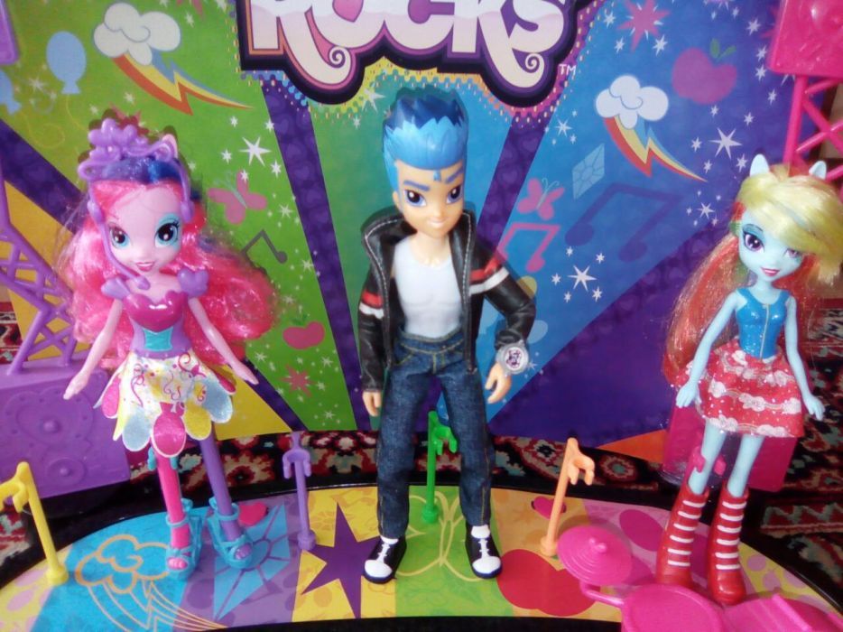 Zestaw Equestria Girls - scena - auto - lalki