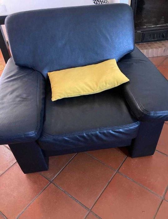 Sofá 3 Lugares + Poltrona em Pele Preta – Excelente Estado