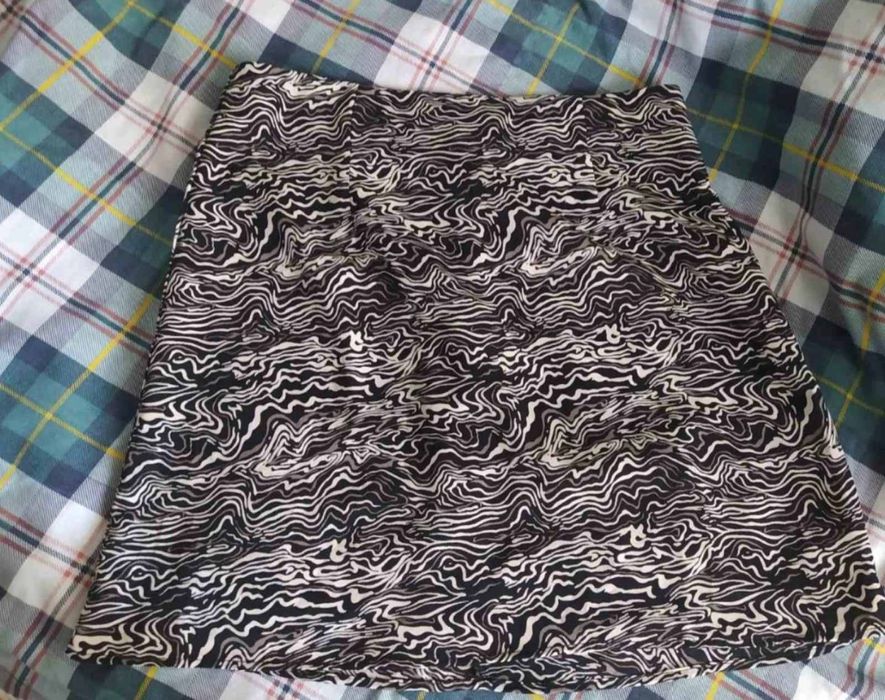 Продам спідницю із легкоі тканини.