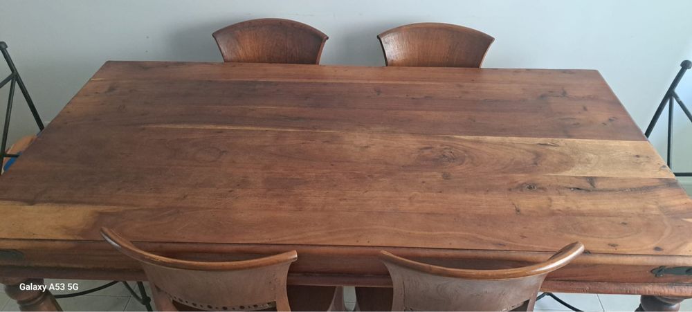 Mesa de madeira com cadeiras