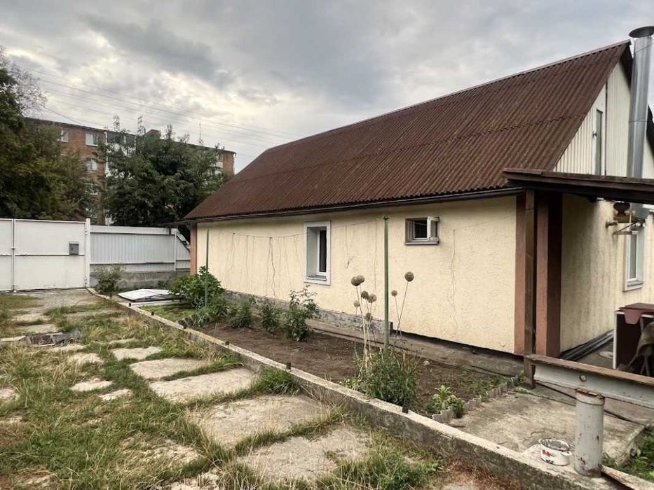 Продається окремий житловий будинок по вул. Грушевського. Галина