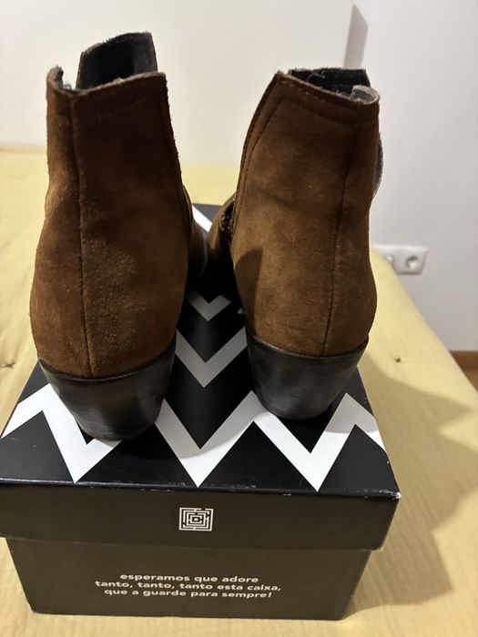 Botins de pele tacão baixo