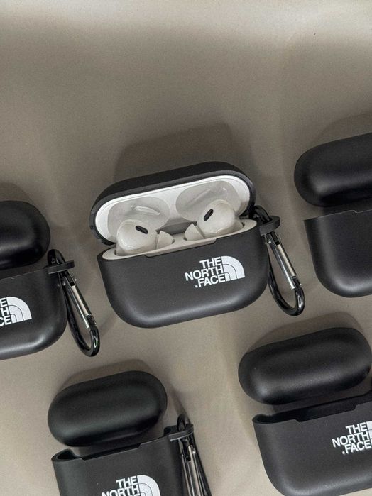 Силиконовый черный чехол пуховик Puffer The North Face на iPhone