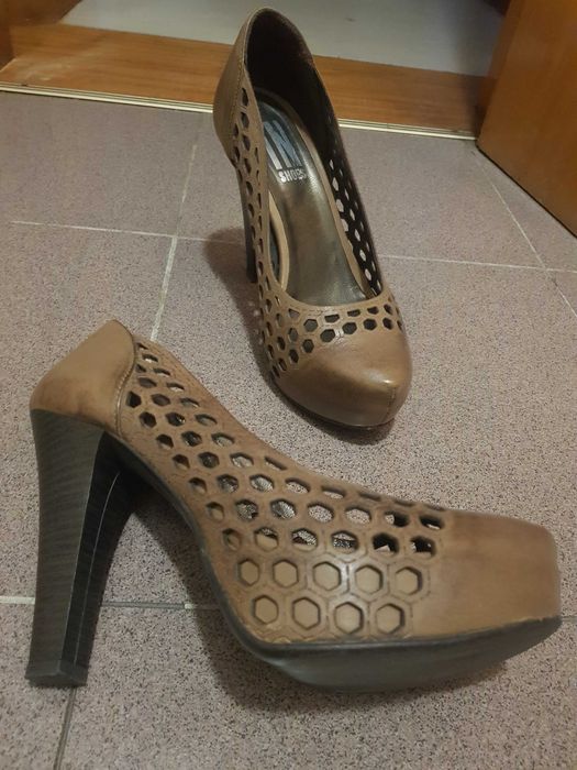 Sapatos bejes, marca nacional