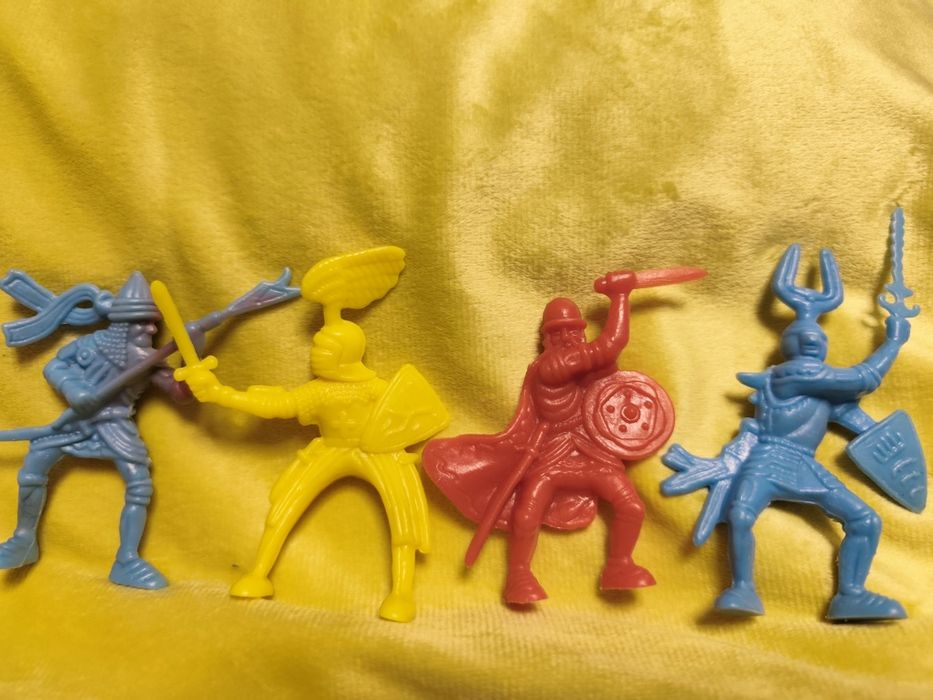 Figurki rycerzy retro – zestaw 4 plastikowych wojowników