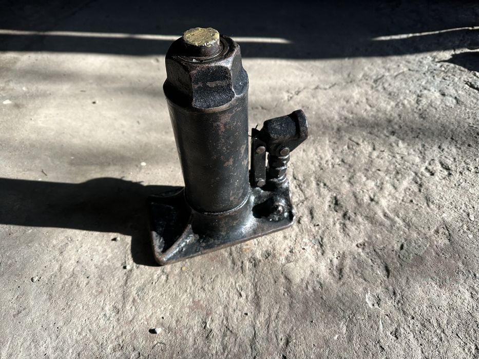 Домкрат гідравлічний на 5 тонн для автомобіля