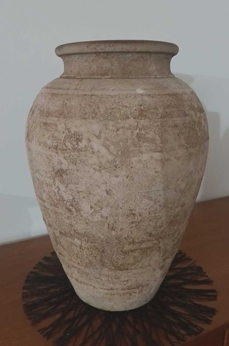 Vasos rústicos com pinturas rústicas