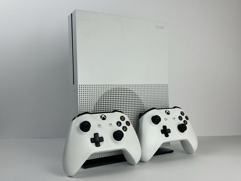 Магазин. XBOX OneS 1Tb два джойстики