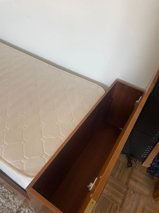 Cama individual em madeira com arrumação + Colchão