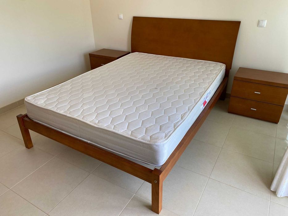Cama de casal, colchão e mesas de cabeceira em madeira ótimo estado