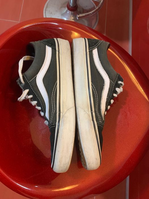 Vans pretos e brancos