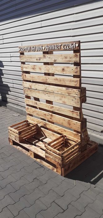 Drewniana dekoracja weselna "Szpilki na bok, parkiet czeka" – opalane drewno, rustykalny styl