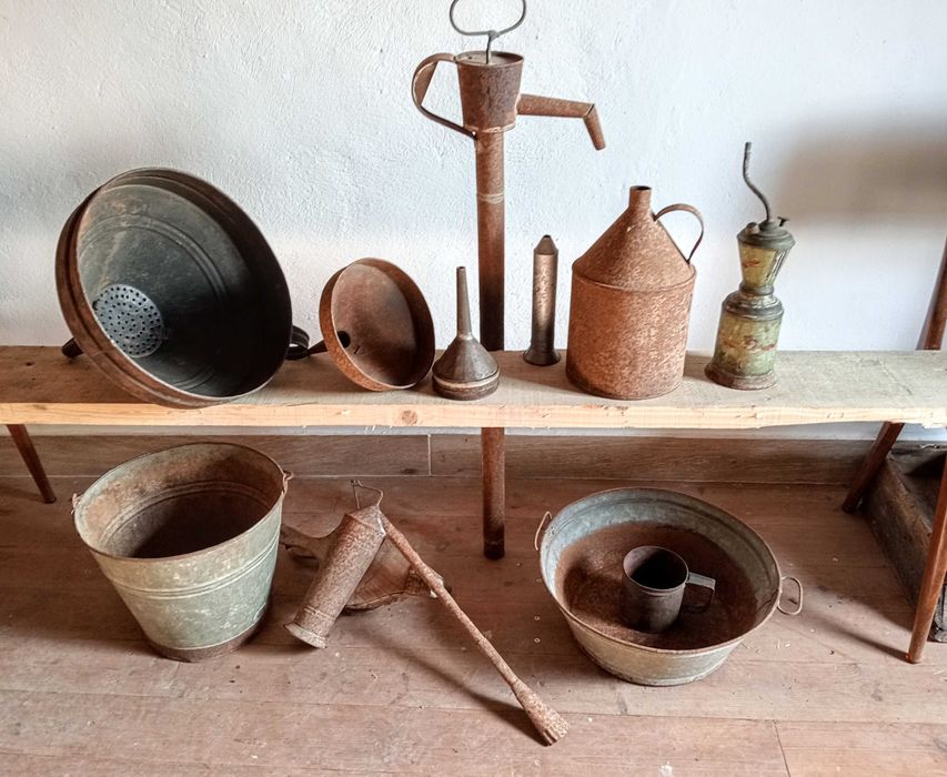 Várias peças antigas de metal - Latoeiro