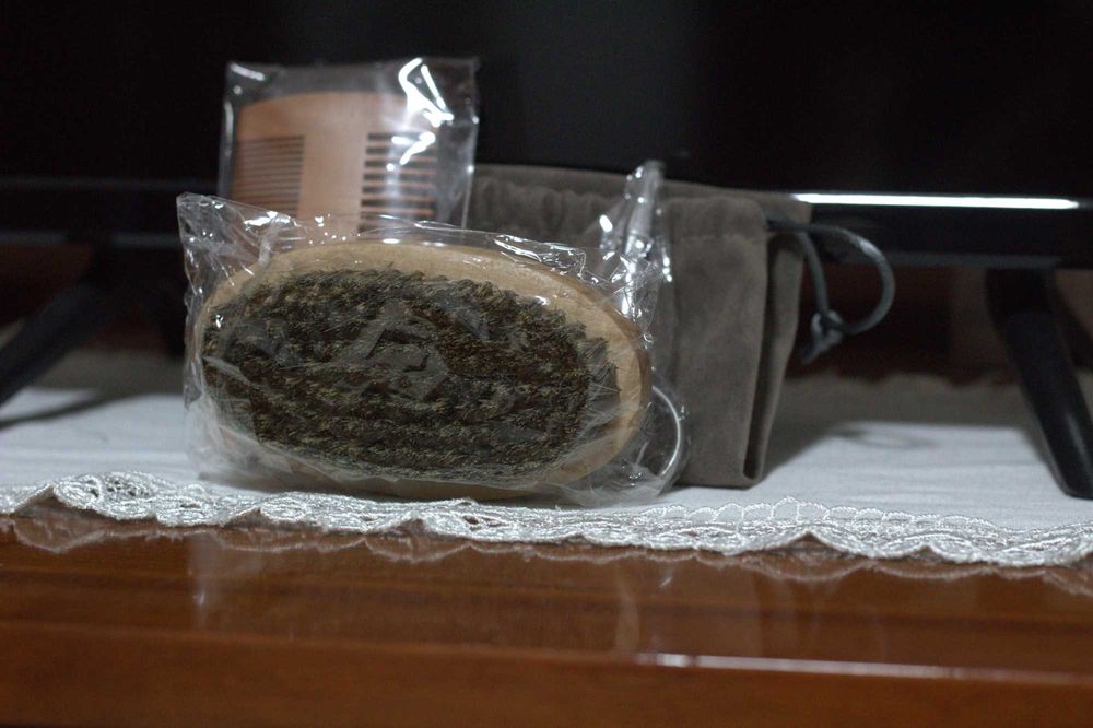 Kit cuidados de barba - Pente, escova, tesoura e bolsa
