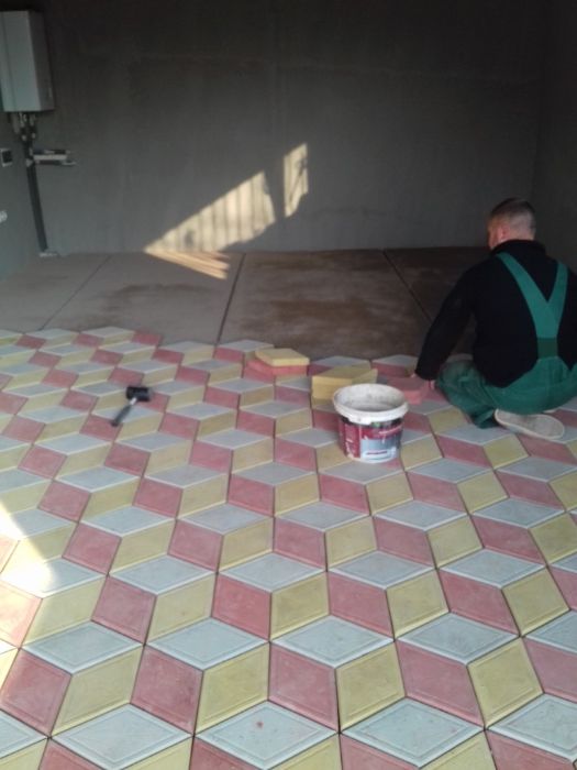 Укладка тротуарной плитки.