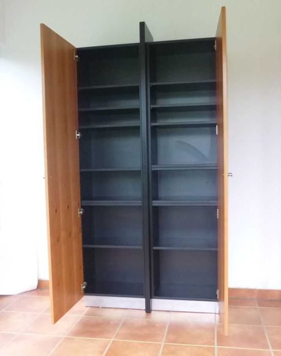 Armario artesanal em pereira-brava, 111,0 x 209,5 x 36,0 cm. Como novo