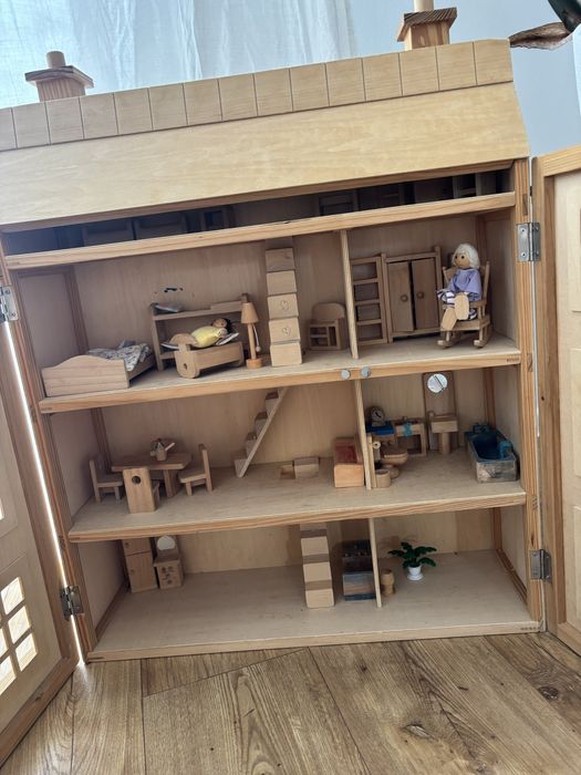 Drewniany domek dla lalek