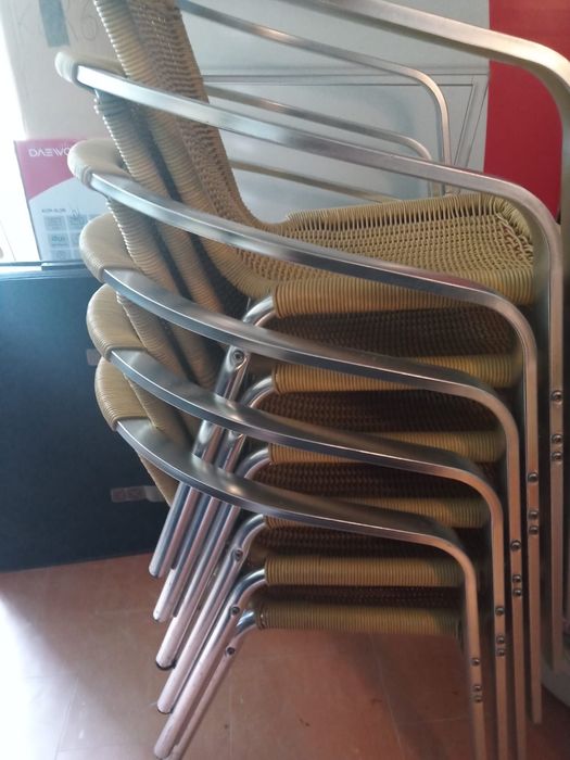 Krzesła ogrodowe  z grubszego, masywnego aluminium z technoratanem.