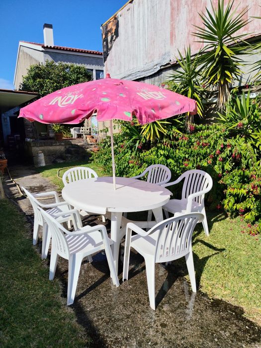 Conjunto de mesa e seis cadeiras