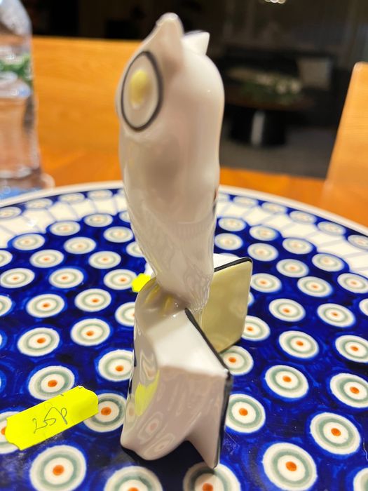 Sowa ART DECO  na książce Hollohaza nie Ćmielów lata 60 te