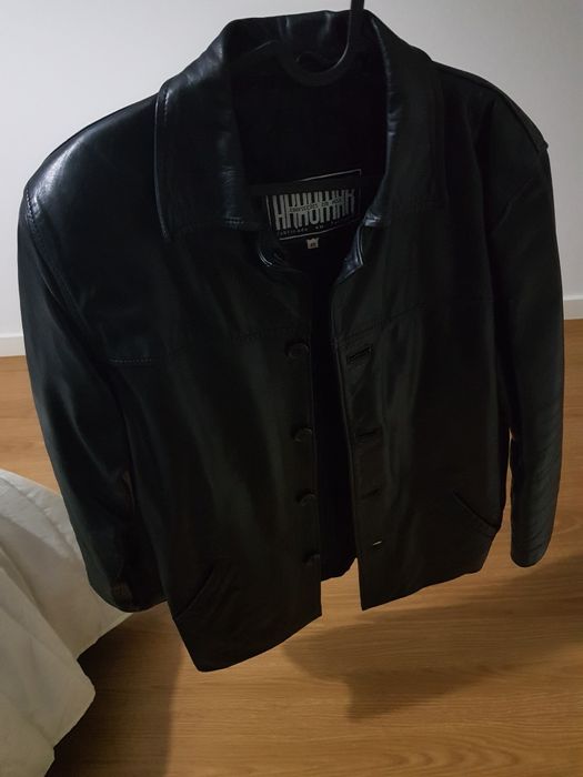 Casaca em Pele de Cor Preto