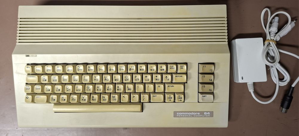 Commodore C64 z zasilaczem