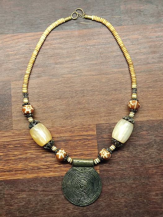 Etniczny naszyjnik z dużym medalionem – styl afrykański/boho handmade