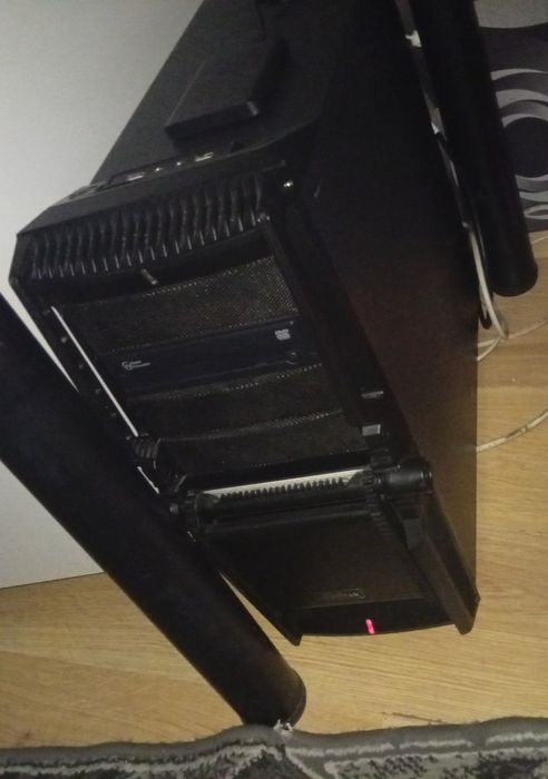 Komputer gamingowy z monitorem i sprzętem