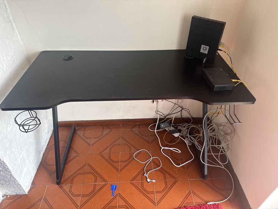 Mesa gaming com suporte de copo e phones de ouvido