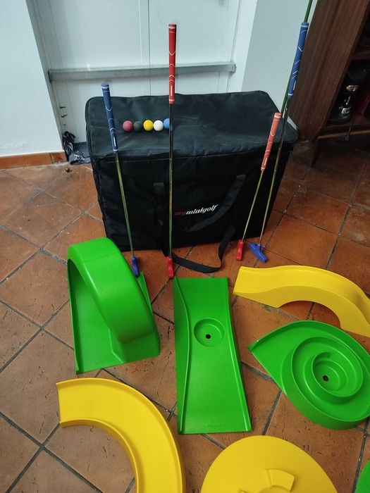 2 Campos Mini Golfe com acessórios, tacos e bolas