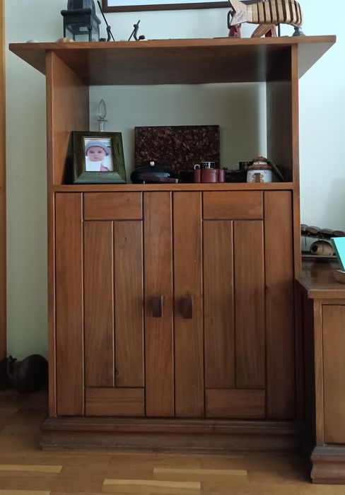 Armário em folheado de madeira cor mel