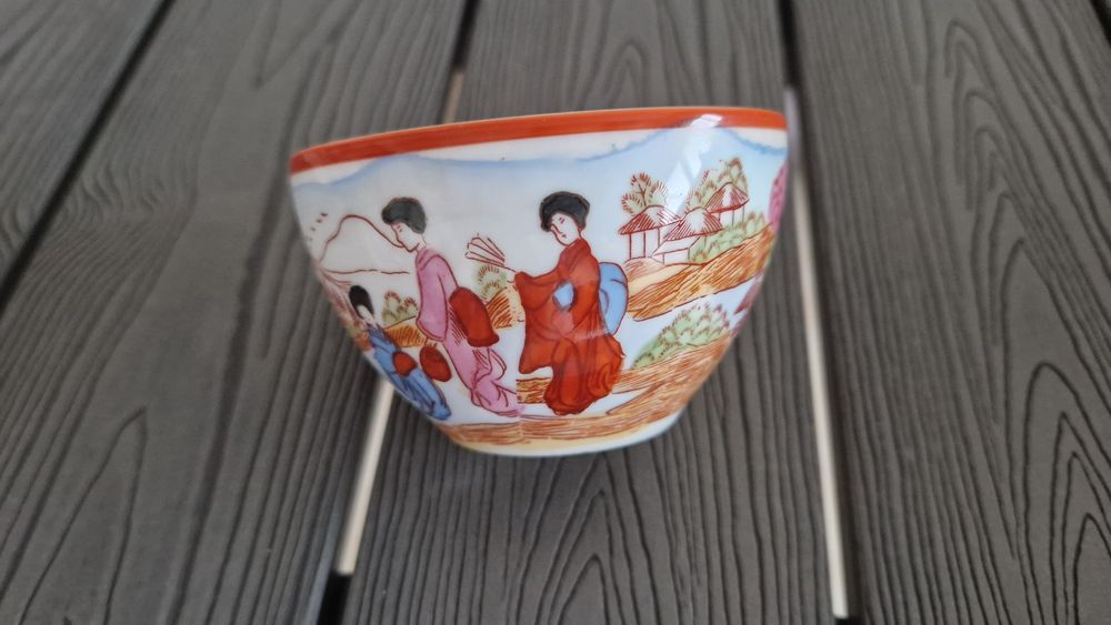 Chávenas e pires da marca Vista Alegre Portugal, coleção oriental