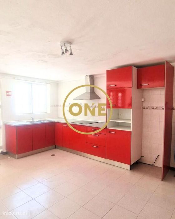 Moradia cheia de charme e potencial, a 450 metros da praia de Salgueir