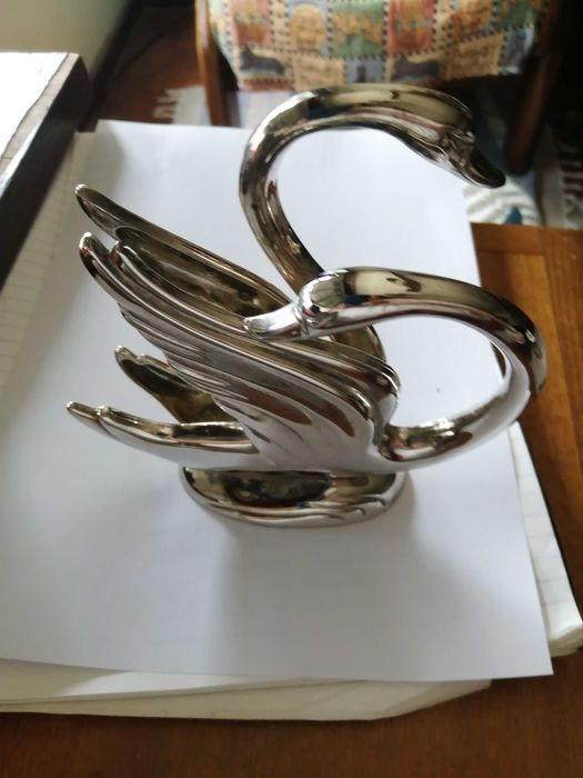Swan-shaped napkin holder with silver plating
