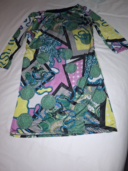 Várias peças de roupa usada