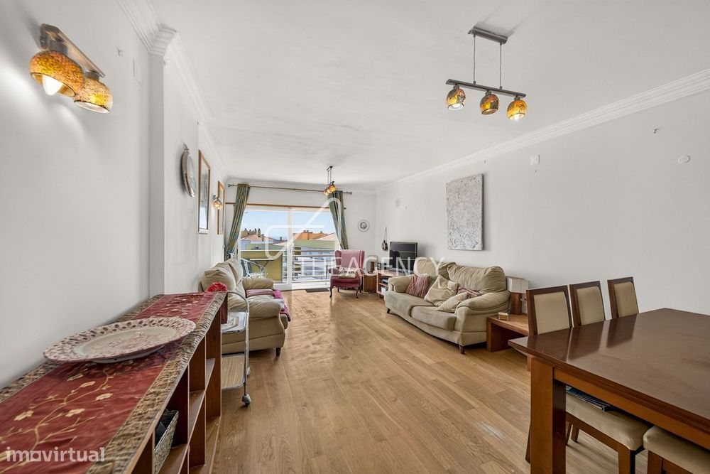 Amplo Apartamento T3+1 no Último Andar nos Jardins da Parede