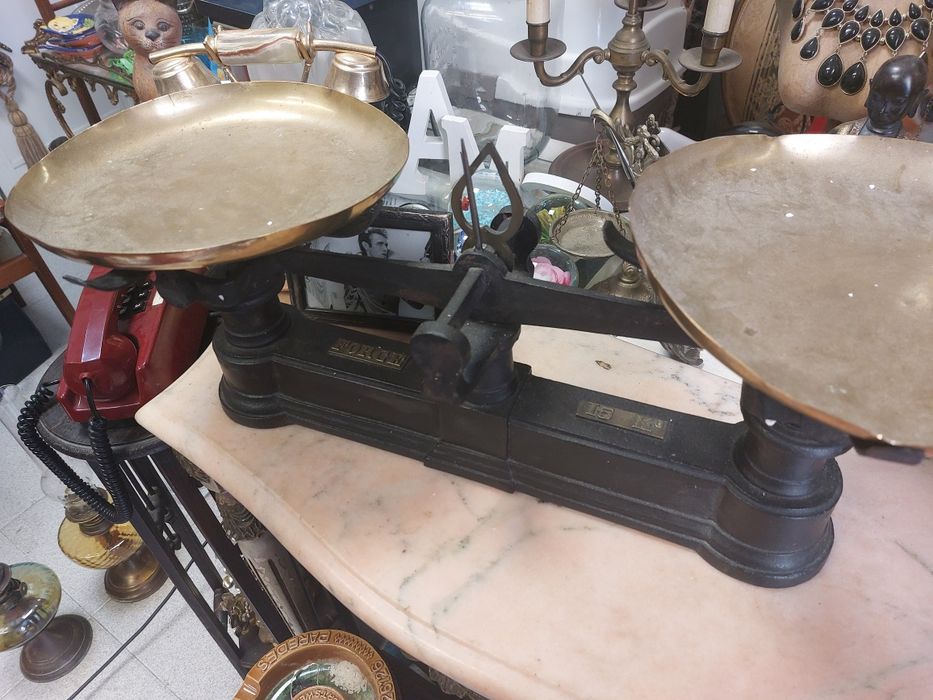 Antiga balança em ferro fundido e pratos em latão, 15kg