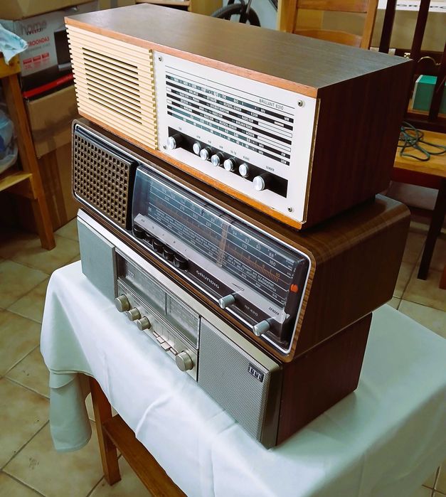 Lote de três rádios de mesa