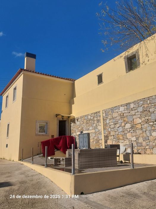 Alugo quarto/suite espaçoso, casa de banho privada Rio de Mouro 450€