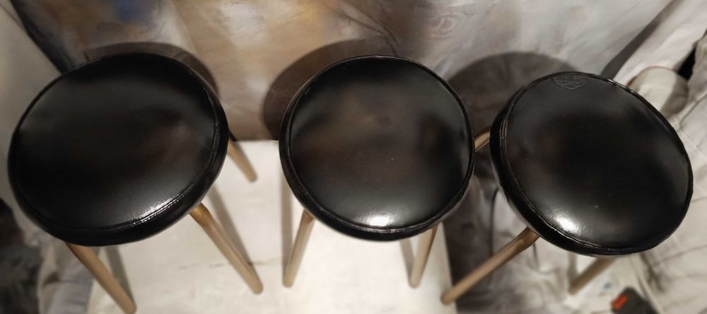 3 Bancos antigos preto e dourado