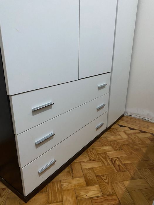 Cama de solteiro e guarda-roupa