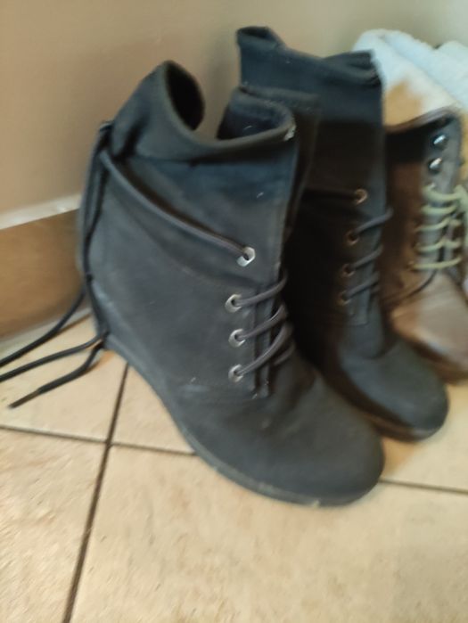 Buty damskie na koturnie