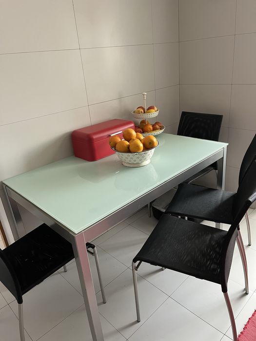 Mesa cozinha e quatro cadeiras