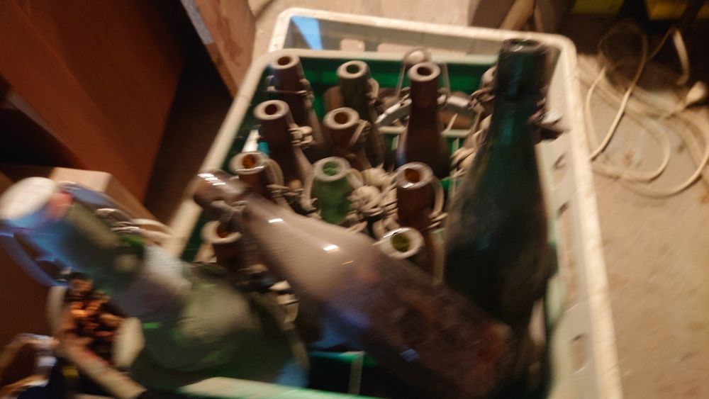 Stare butelki po piwie z kapslem