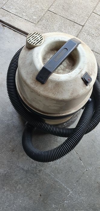 VENDA DE GARAGEM Aspirador antigo a funcionar.