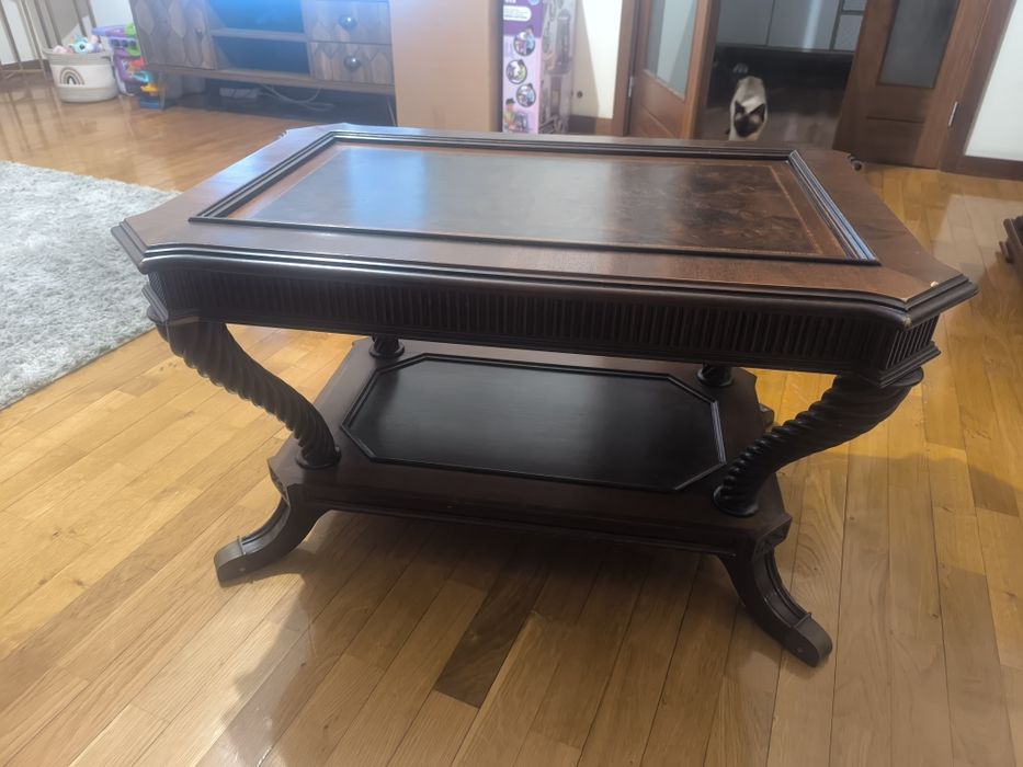 Mesa de centro clássica em madeira – elegante e robusta