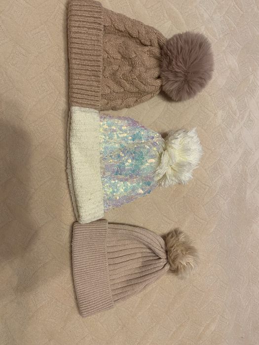 Шапки на дівчинку 2-4 роки