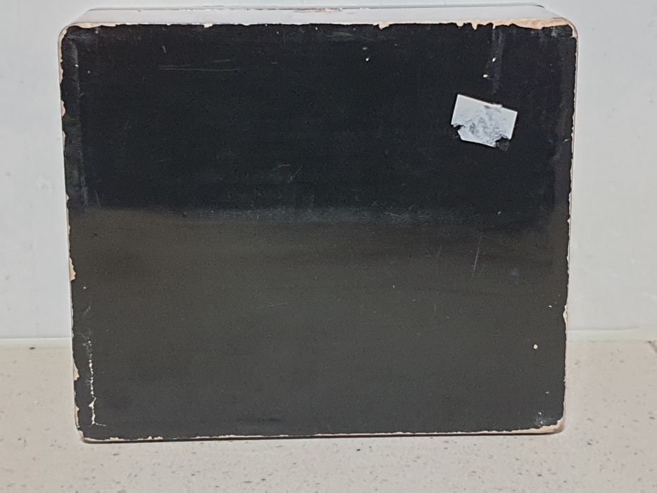 Antiga caixa asiática em madeira pintada à mão