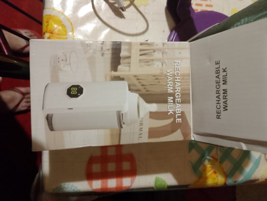 Пристрій для підігріву пляшечок з молоком.